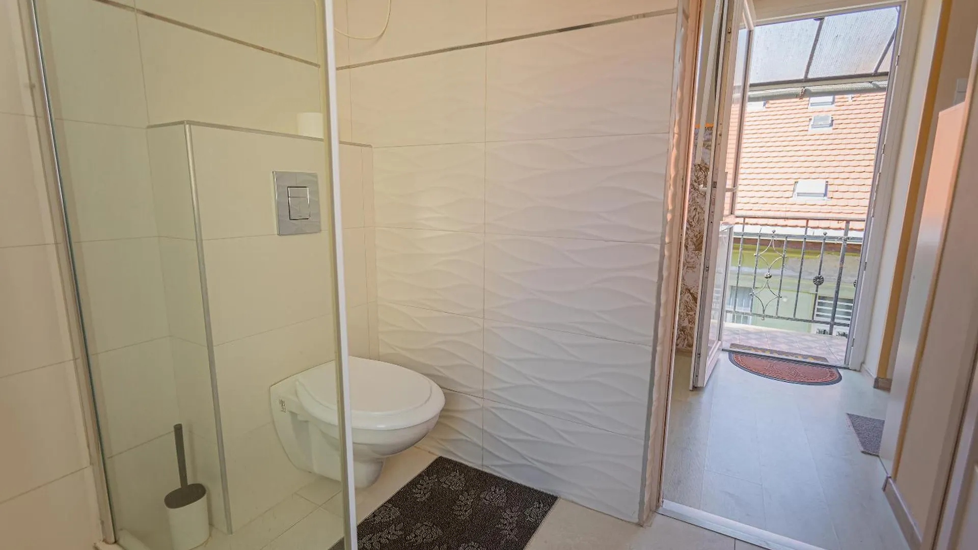 Iranyi Studio Budapest 0*,