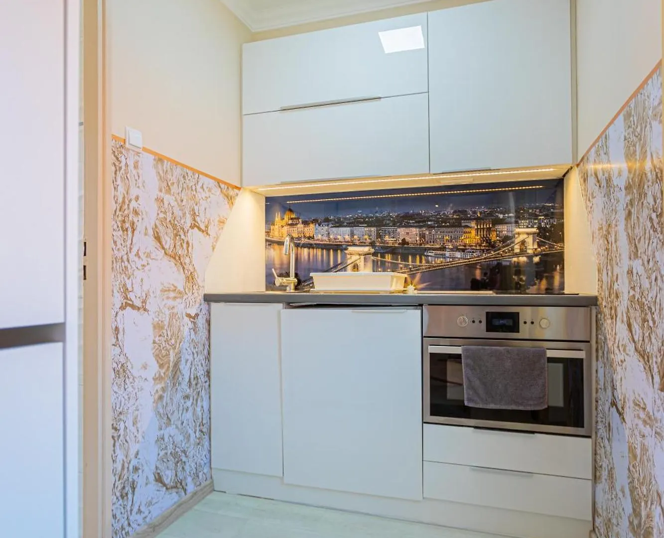 Iranyi Studio Budapest 0*,